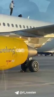 В Испании мужчина задержал рейс, забравшись на крышу самолета