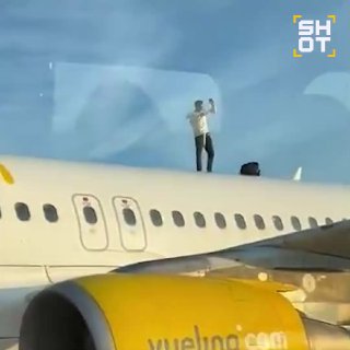 Безумный танцор задержал рейс в Амстердаме