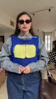 Девушка связала свитер для коллег