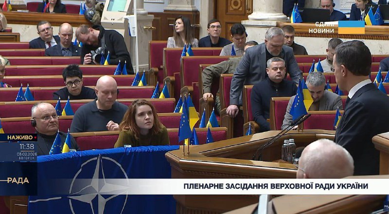 Зал Верховной Рады почти пуст во время выступления Рютте