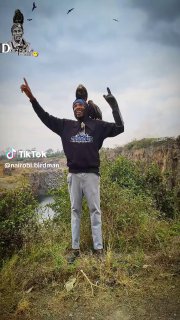 Житель Кении ходит с хищными птицами на плечах