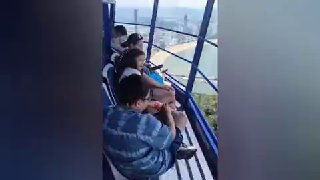 В Бразилии туристы застряли на аттракционе