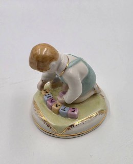 Ребенок выложил из кубиков слово "Сталин"