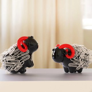 Китайские инженеры создали магнитную овечку для сбора скрепок