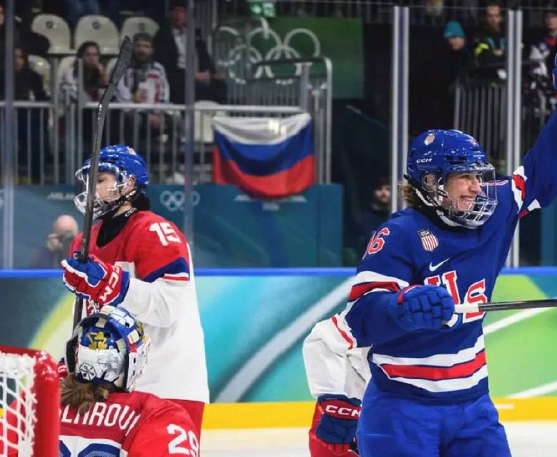 Российский флаг на трибуне на матче женских сборных США и Чехии на Олимпиаде