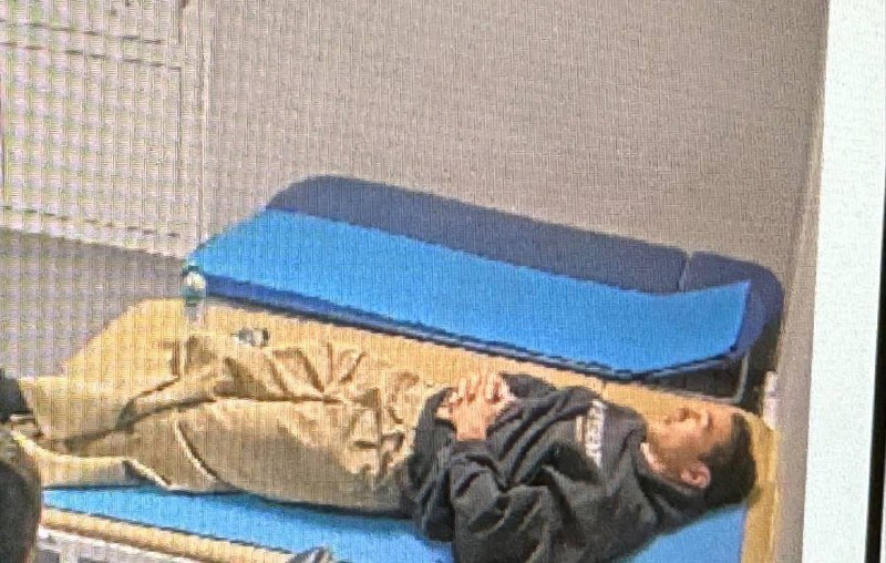 Сатир не смог покинуть Россию и оказался в аэропорту