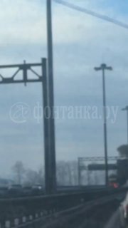 В Петербурге горит фура на КАД
