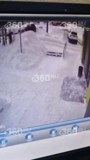 В Кирове снежная глыба упала на школьницу