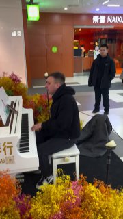 Россиянин тронул китайцев песней