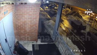 Снег обрушился на автомобили в Звенигороде, есть пострадавшие