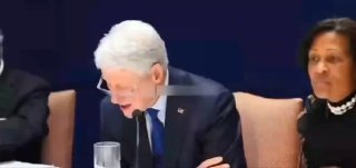 Билл Клинтон отвлекся на воспоминания во время дачи показаний по делу Эпштейна