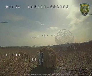 Квадроцикл ВС РФ, замаскированный под стог сена, обнаружен украинским дроном