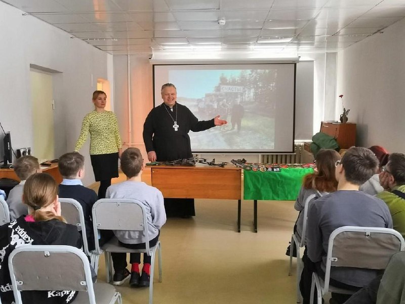 Священник показал школьникам трофеи из Украины