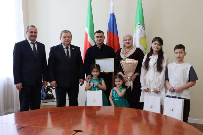 В Татарстане семье мигрантов вручили жилищный сертификат