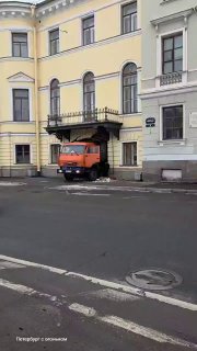 Грузовик повредил Дом Голицына в Петербурге