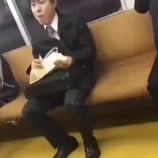 Вирусное видео с плачущим офисным клерком в Японии