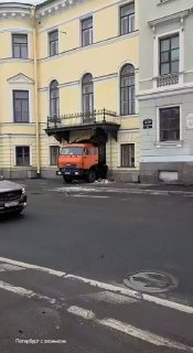 Водитель Камаза повредил памятник архитектуры в Санкт-Петербурге