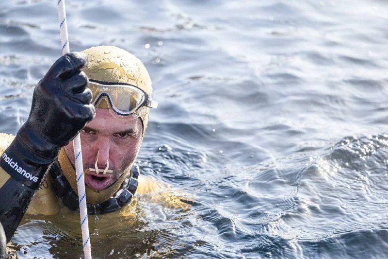 Алексей Молчанов установил мировой рекорд по фридайвингу под льдом Байкала