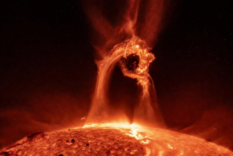 Гигантский протуберанец на Солнце