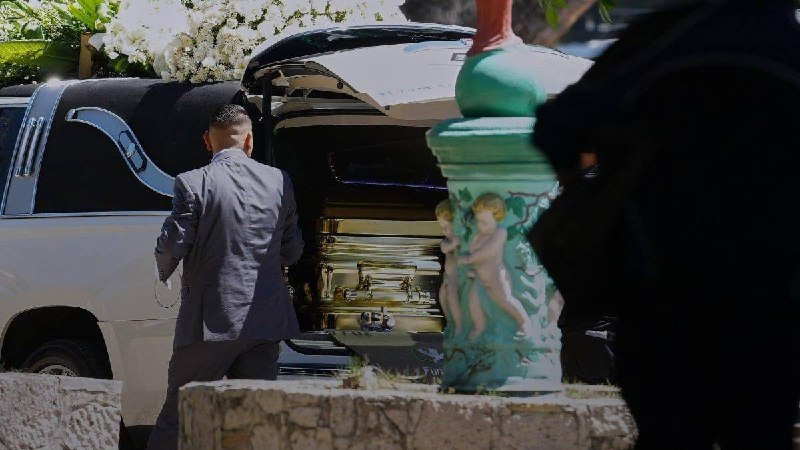 Главу наркокартеля похоронили в золотом гробу