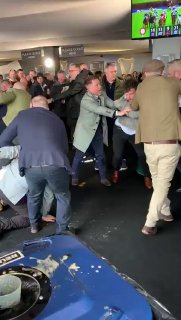 Скачки в Британии: видео с жестким финишем