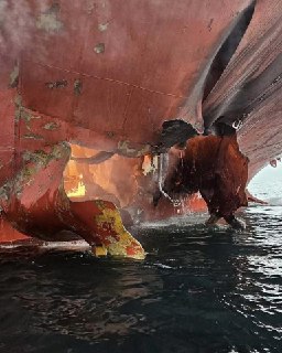 Удар БЭК по сухогрузу в Ормузском проливе: 3 пропали без вести