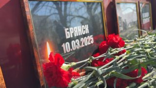 Дончане создали стихийный мемориал в память о трагедии в Брянске