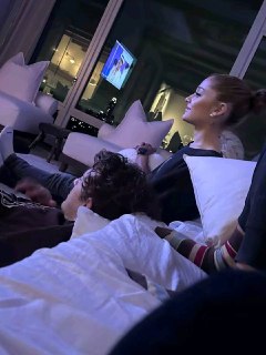 Парень проник в дом Арианы Гранде и стал её фоткать исподтишка