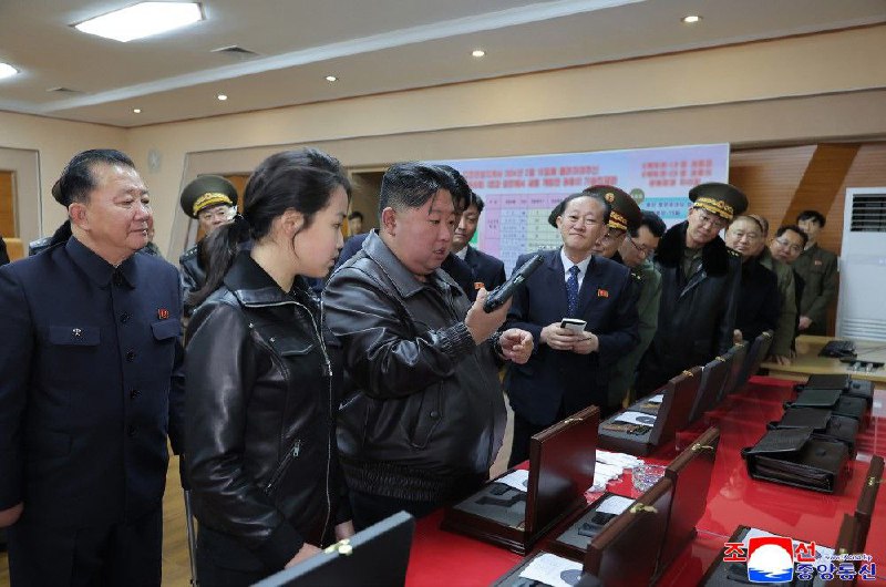 Ким Чен Ын опробовал новый пистолет на оборонном предприятии
