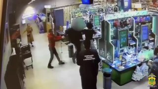 Сочинец с ножом ограбил магазин и съел награбленное