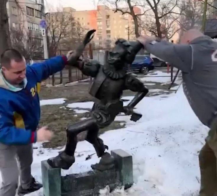 Снос Буратино в Киеве: сказочная битва животных с полицейскими собаками