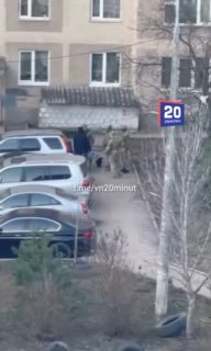 В Виннице четверо тцкшников затащили добычу в машину, предварительно забрызгав его из перцового баллончика