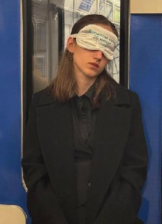Москвички «досыпают» в метро на масках для сна