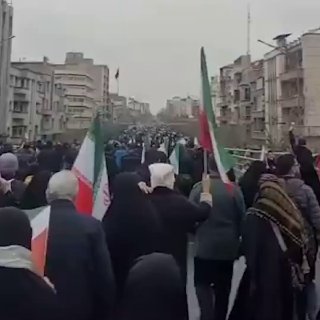 США и Израиль ударили по Тегерану во время шествий