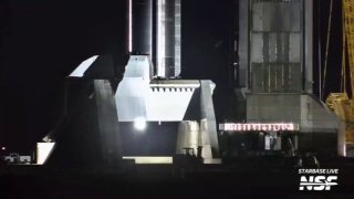 SpaceX снимает бустер B19 для проверок на стартовой площадке