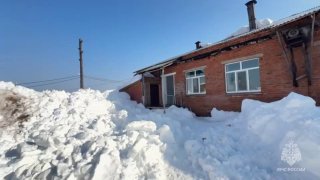 Двоих детей завалило снегом с крыши в Удмуртии
