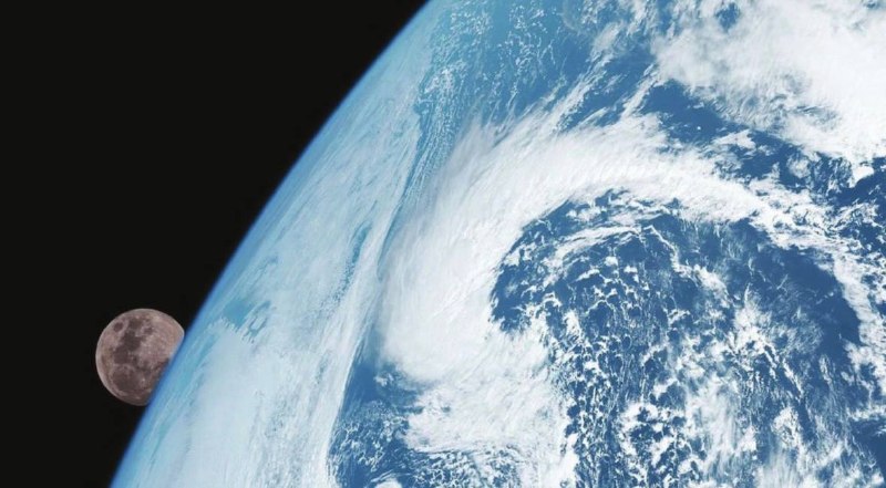 Спутник Himawari 9 запечатлел редкий снимок Луны с эффектом преломления