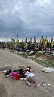 Женщина в Харькове собирала цветы с могил для «романтического ужина»