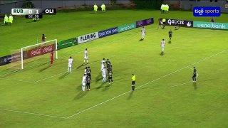 Игрок забил гол в свои ворота, случайно ударив соперника мячом в лицо