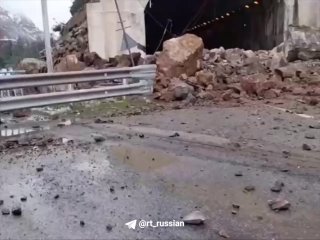 Камнепад завалил выезд из туннеля на Транскавказской трассе