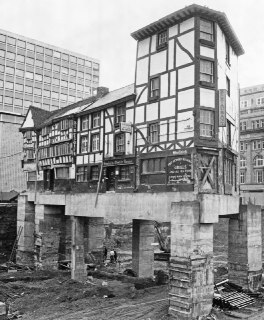 Дом XVI века подняли на ножки в Манчестере