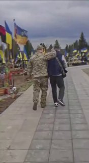 Водителя силой привели на кладбище в Черновцах за неуважение к похоронам военного