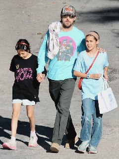 Райан Гослинг с дочерьми на прогулке