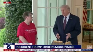 Трамп шутит с курьером о голосовании