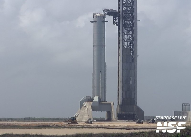 SpaceX: подготовка бустера B19 к осмотру двигателей на Pad 2