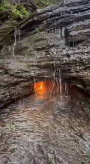 В США 9-метровый водопад пылает у подножия скалы