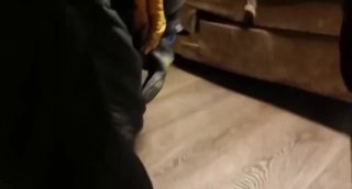 Спасатели освободили шпица, застрявшего под диваном в Москве