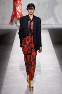 Новые лоты: люксовая одежда и обувь с Авито