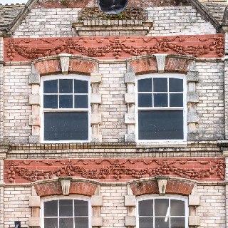 Скульптуры из кирпича и глины, сохраняющие память, и птичьи гнезда от Родни Харриса