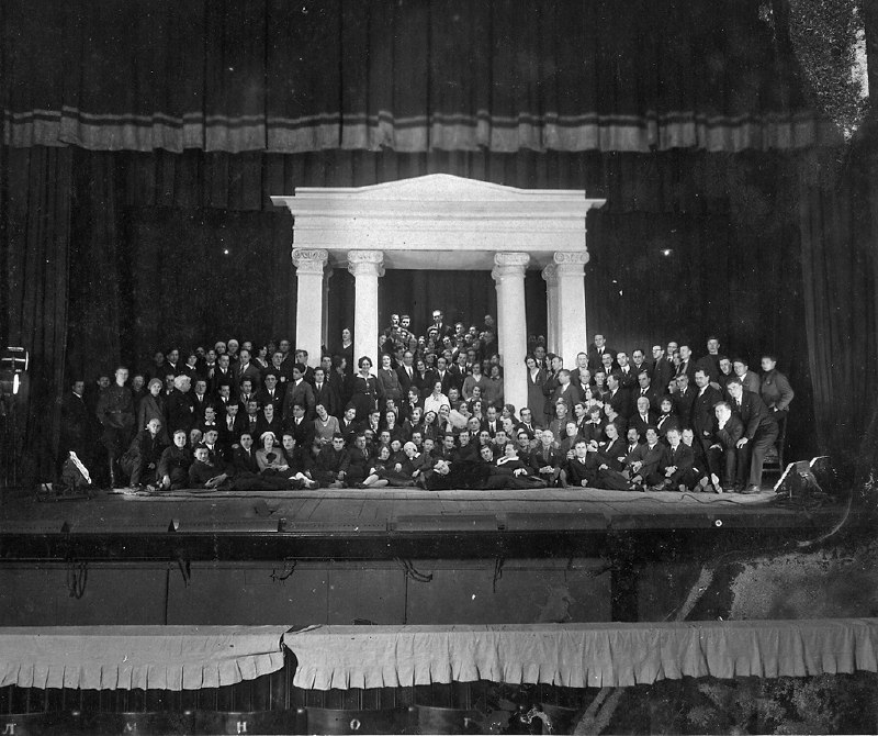 Исторический снимок труппы Оперного театра имени Станиславского 1936 года